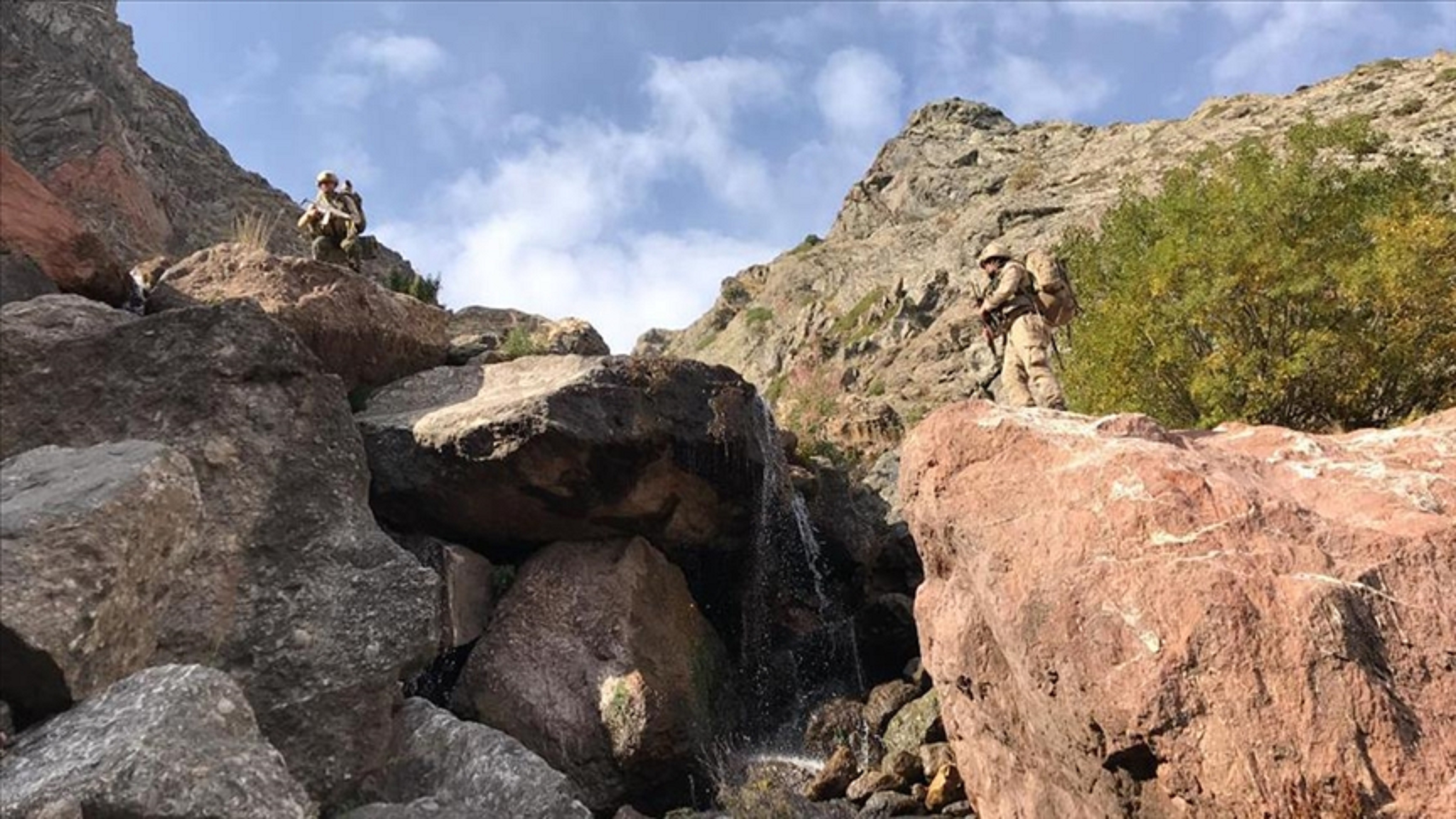 SON DAKİKA| Bitlis'ten acı haber: 1 güvenlik korucusu şehit oldu, 5 asker yaralandı