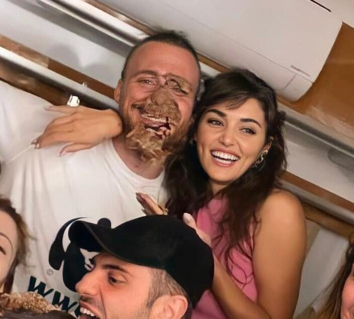 Hande Erçel'den Kerem Bürsin'e doğum günü sürprizi: Yüzüne pasta attı!
