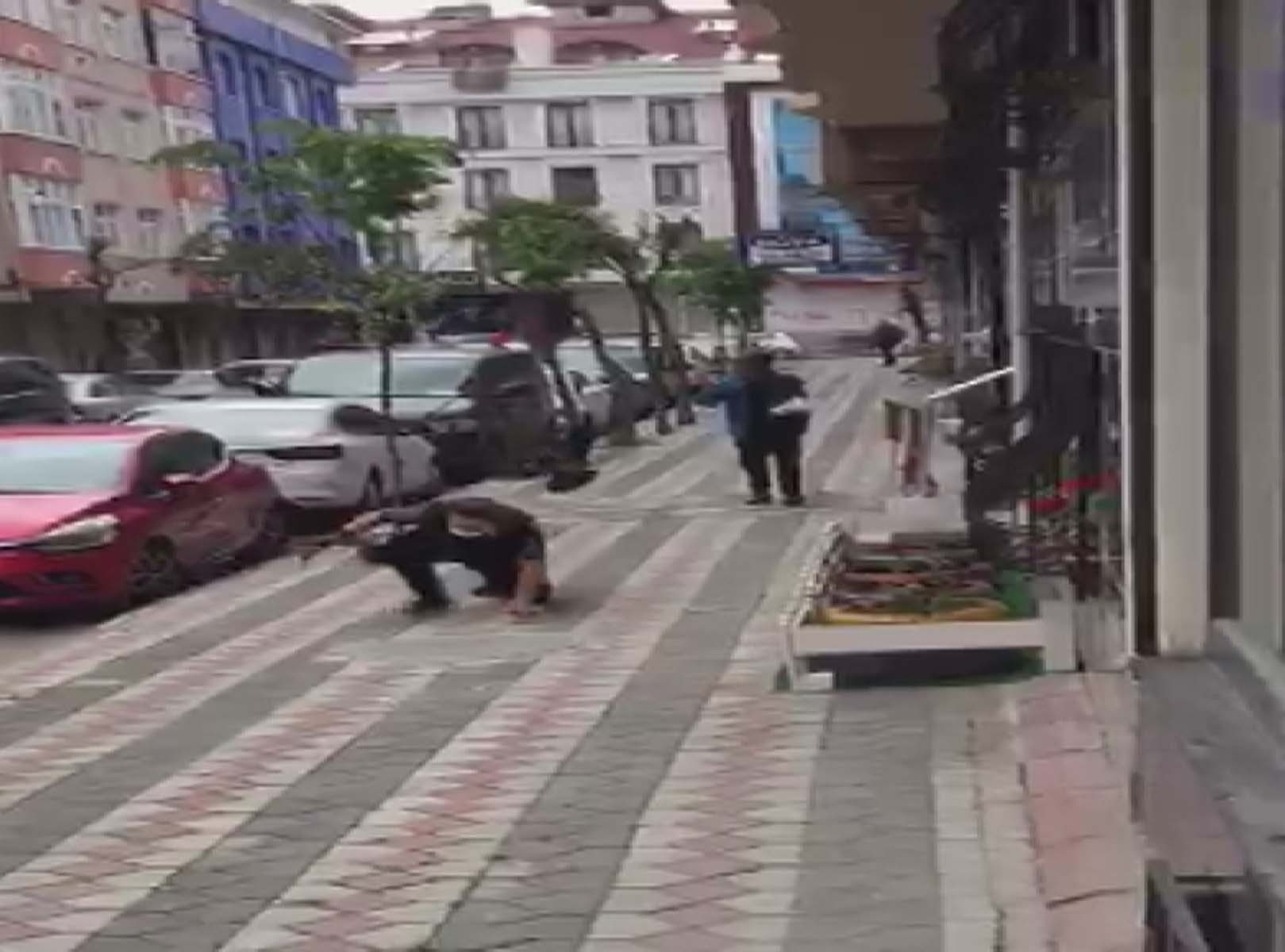 Korku dolu anlar! Yavru kargayı eline alan çocuk, anne ve baba karganın saldırısına uğradı