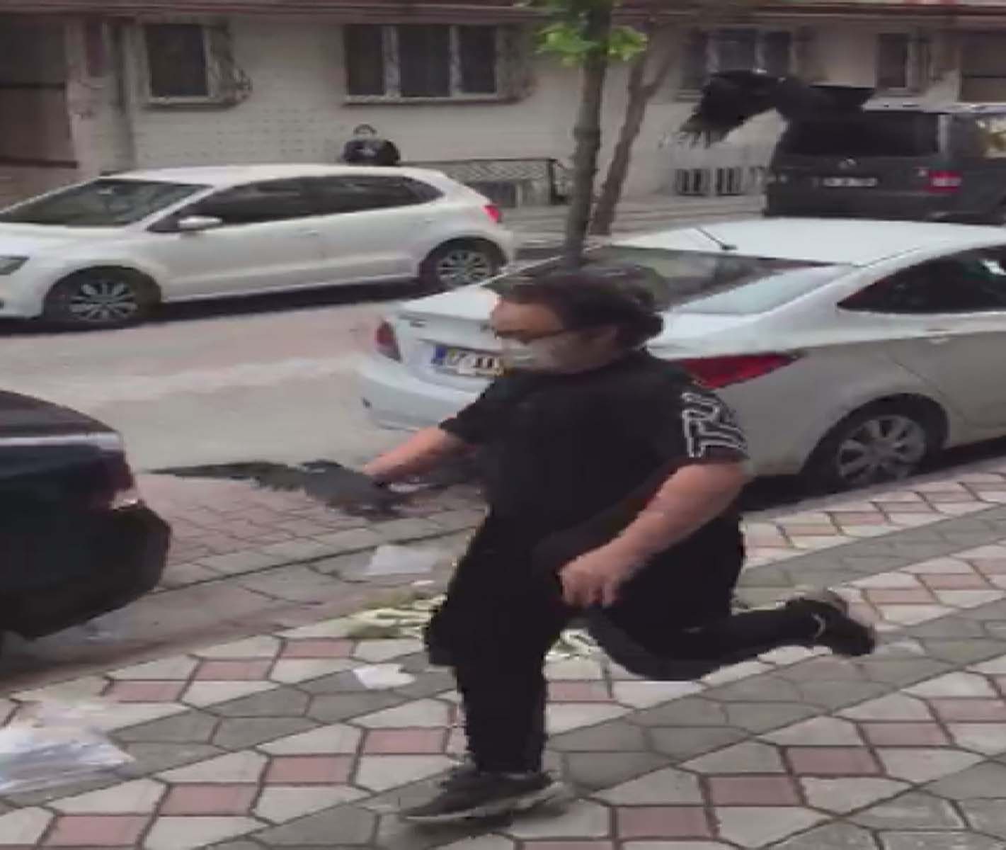 Korku dolu anlar! Yavru kargayı eline alan çocuk, anne ve baba karganın saldırısına uğradı