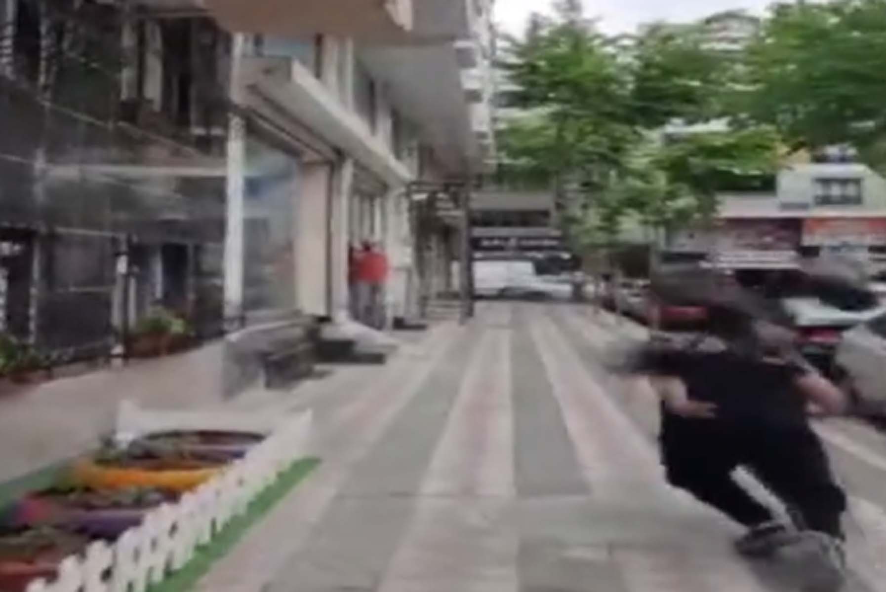 Korku dolu anlar! Yavru kargayı eline alan çocuk, anne ve baba karganın saldırısına uğradı