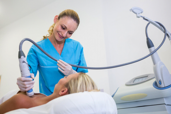 Buz Lazer İle Yaza Pürüzsüz Bir Ciltle Girin