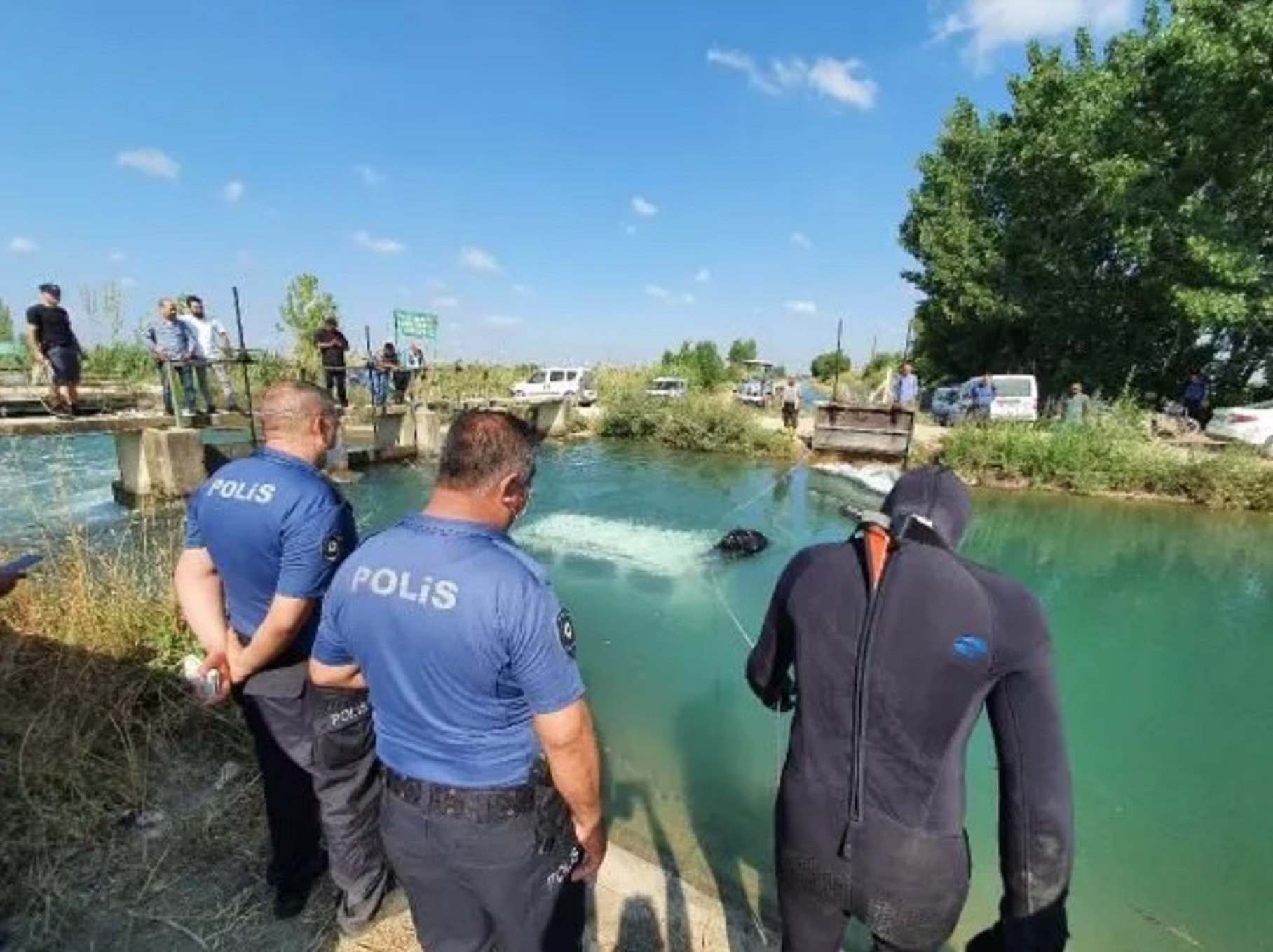 Feci kaza! Araç sulama kanalına uçtu, içindekiler kilometrelerce uzakta bulundu