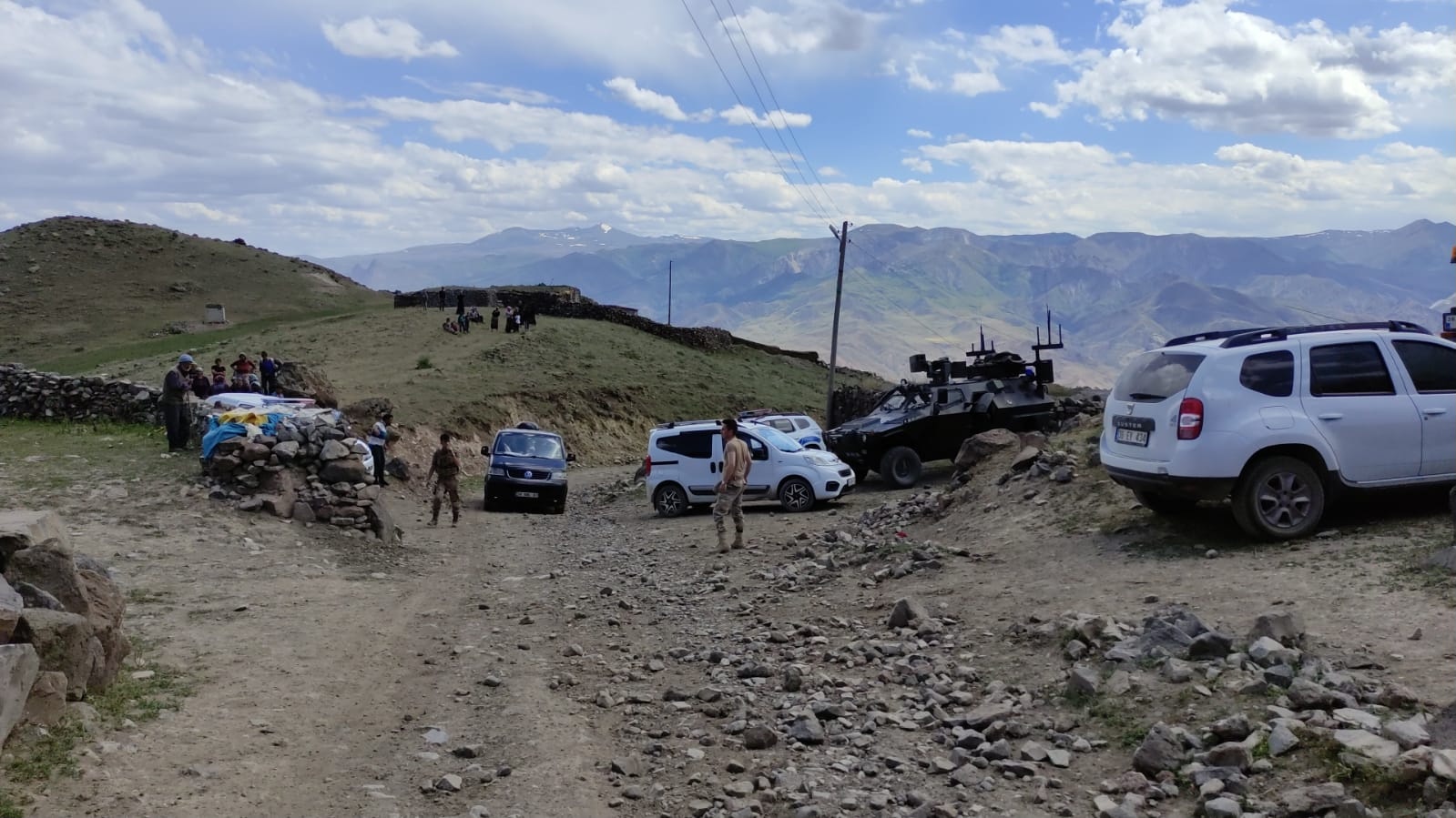 Kars'ta kamyonet şarampole devrildi: 1'i avukat 2 kişi öldü, 2'si asker 3 kişi yaralandı!