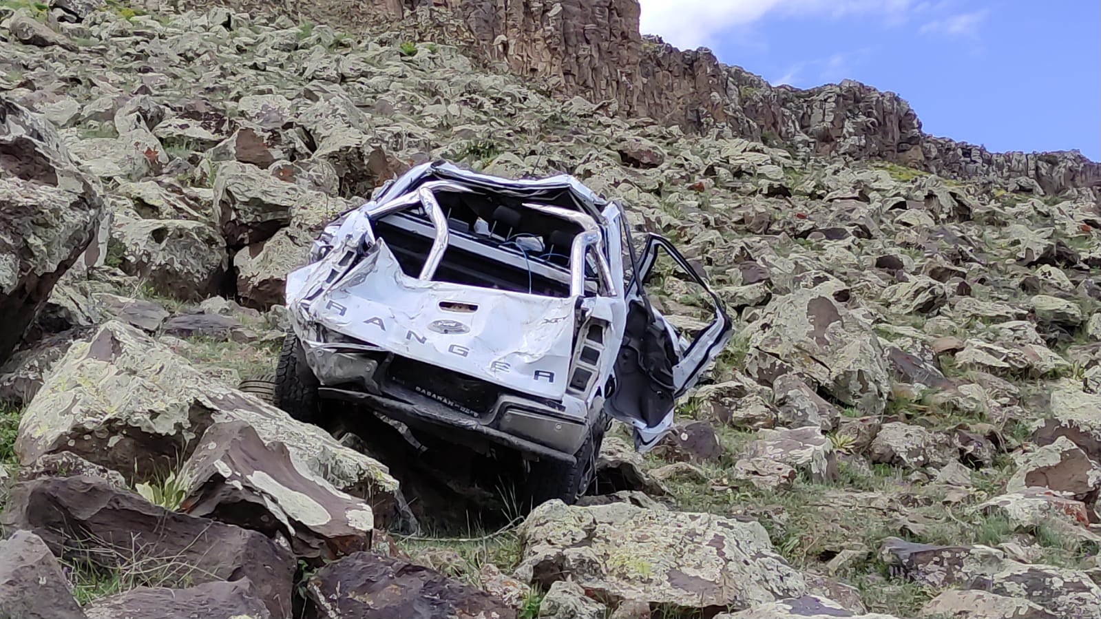 Kars'ta kamyonet şarampole devrildi: 1'i avukat 2 kişi öldü, 2'si asker 3 kişi yaralandı!