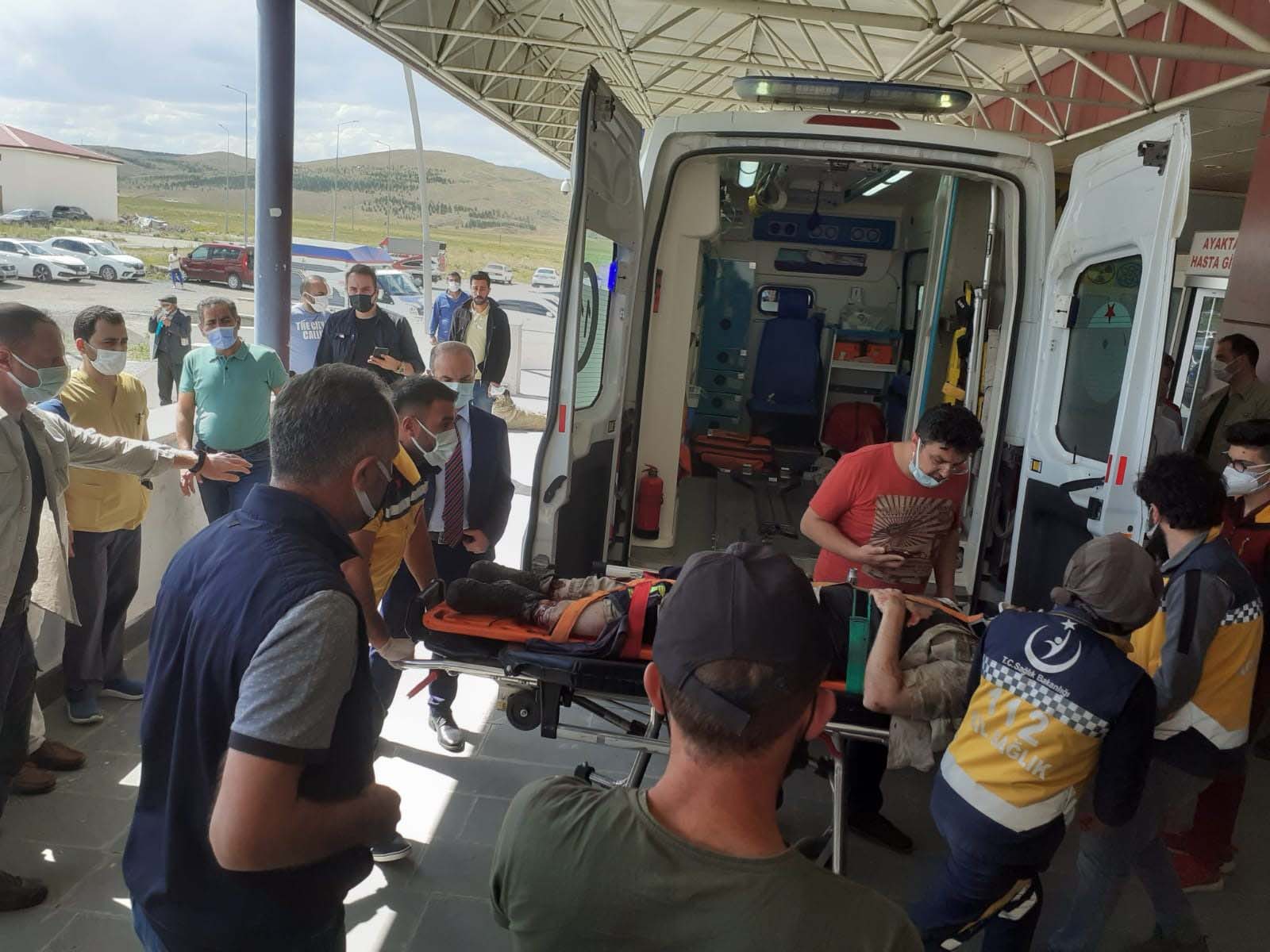 Kars'ta kamyonet şarampole devrildi: 1'i avukat 2 kişi öldü, 2'si asker 3 kişi yaralandı!