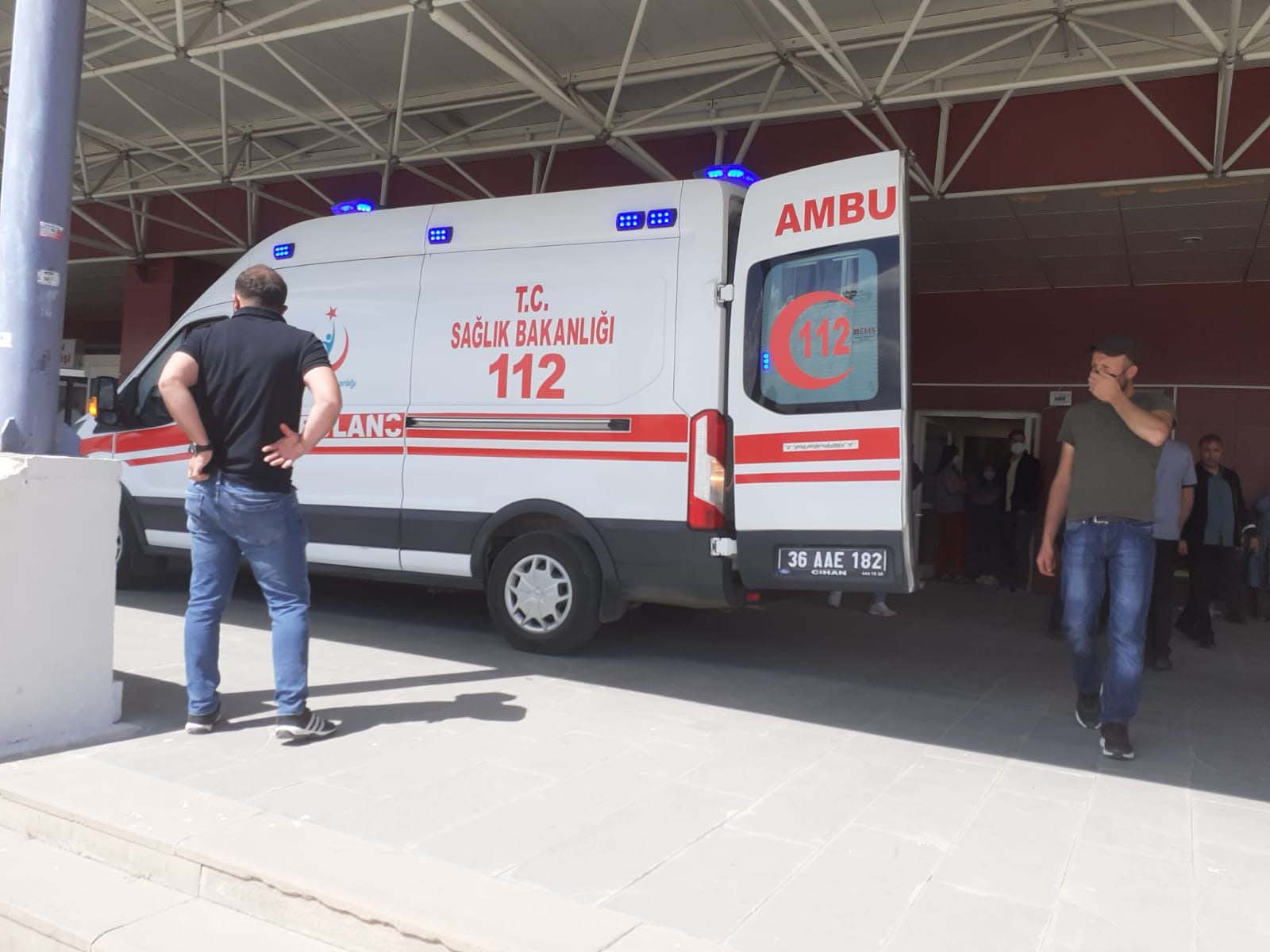 Kars'ta kamyonet şarampole devrildi: 1'i avukat 2 kişi öldü, 2'si asker 3 kişi yaralandı!