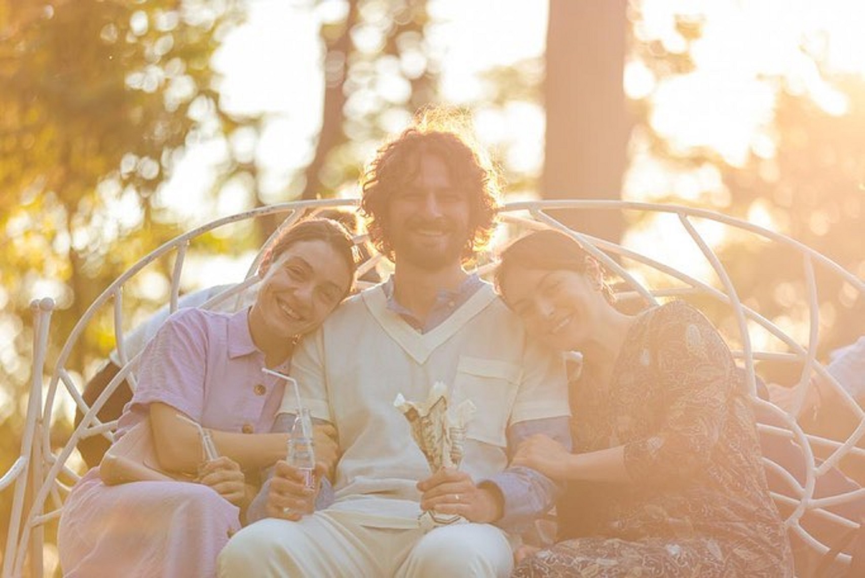 Ezgi Mola ve Merve Dizdar yorgunluklarını o kişinin omzunda giderdi! Masumlar apartmanı sezon finalinden sonra yayınladılar