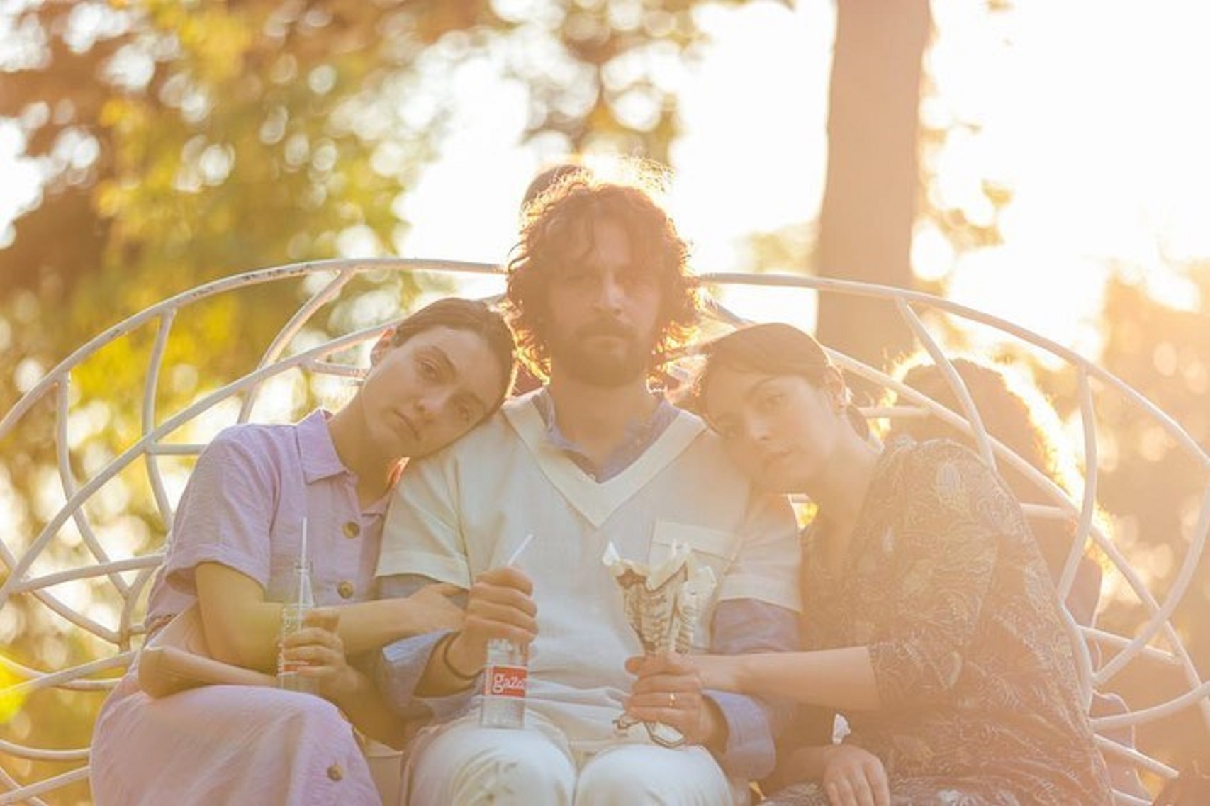 Ezgi Mola ve Merve Dizdar yorgunluklarını o kişinin omzunda giderdi! Masumlar apartmanı sezon finalinden sonra yayınladılar