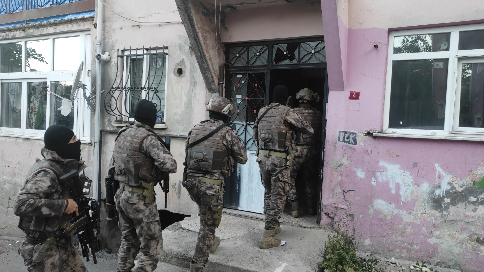 Terör örgütünün sokak yapılanmasına şafak baskını! İstanbulda 8 ilde eş zamanlı operasyon