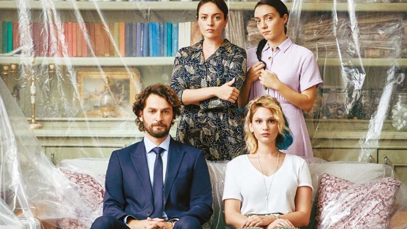 Ezgi Mola ve Merve Dizdar yorgunluklarını o kişinin omzunda giderdi! Masumlar apartmanı sezon finalinden sonra yayınladılar