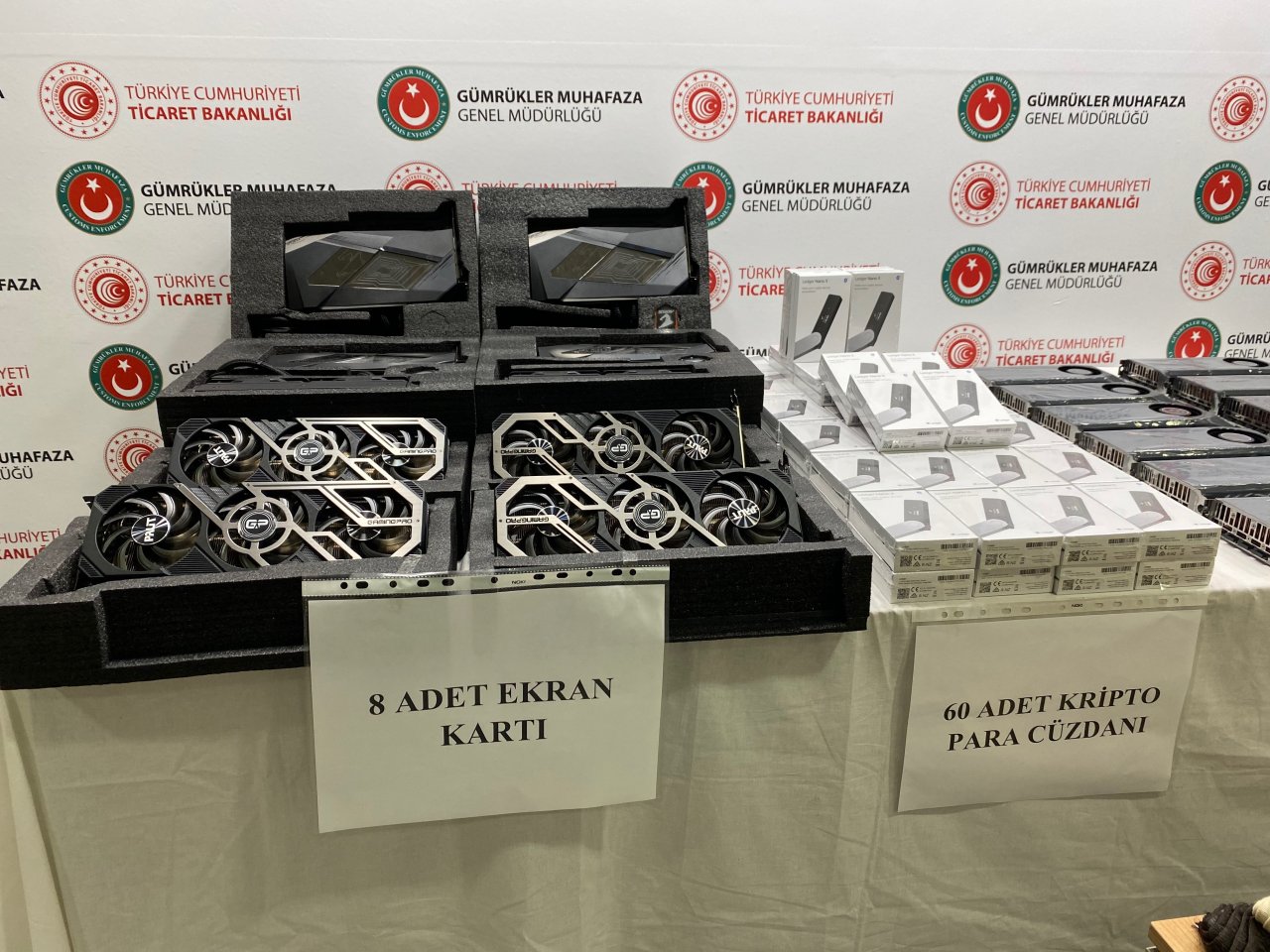 Aralarında yok yok! Sabiha Gökçen Havalimanı'nda 1,5 milyon liralık kaçak ürün ele geçirildi