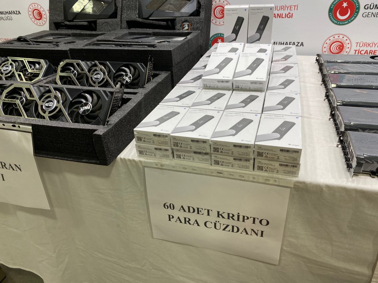 Aralarında yok yok! Sabiha Gökçen Havalimanı'nda 1,5 milyon liralık kaçak ürün ele geçirildi