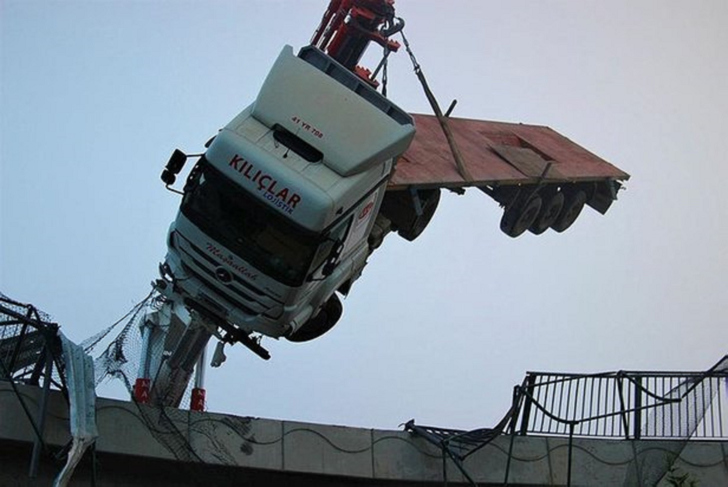 Yürekleri ağızlara getiren kaza! Kontrolden çıkan tır viyadükte asılı kaldı