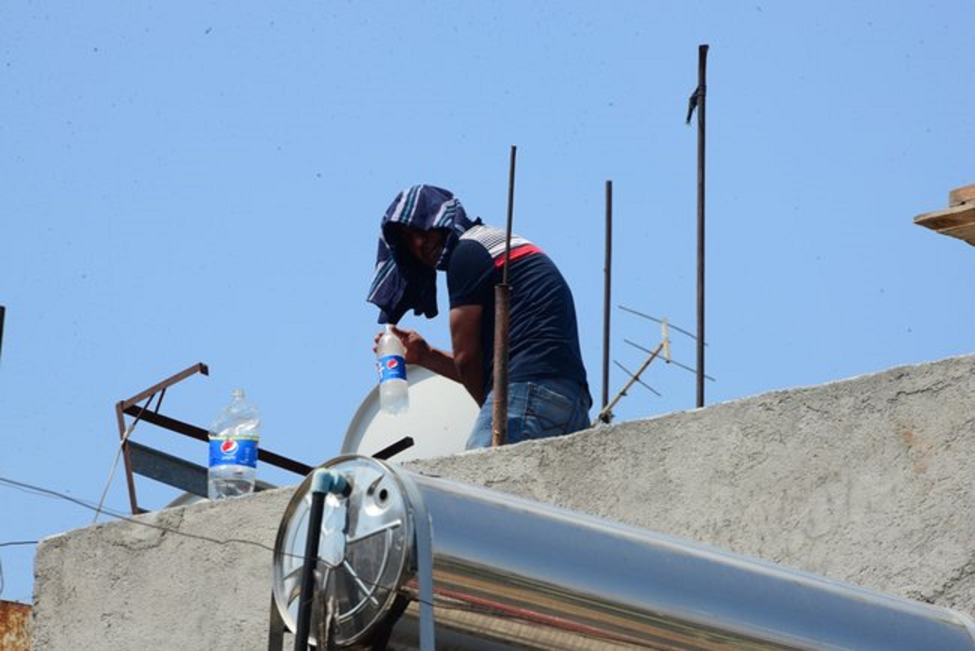 İntihardan kurtuldu ama dayaktan kaçamadı! Havaya ateş açıp intihara kalkışan kişi linç edilmek istendi
