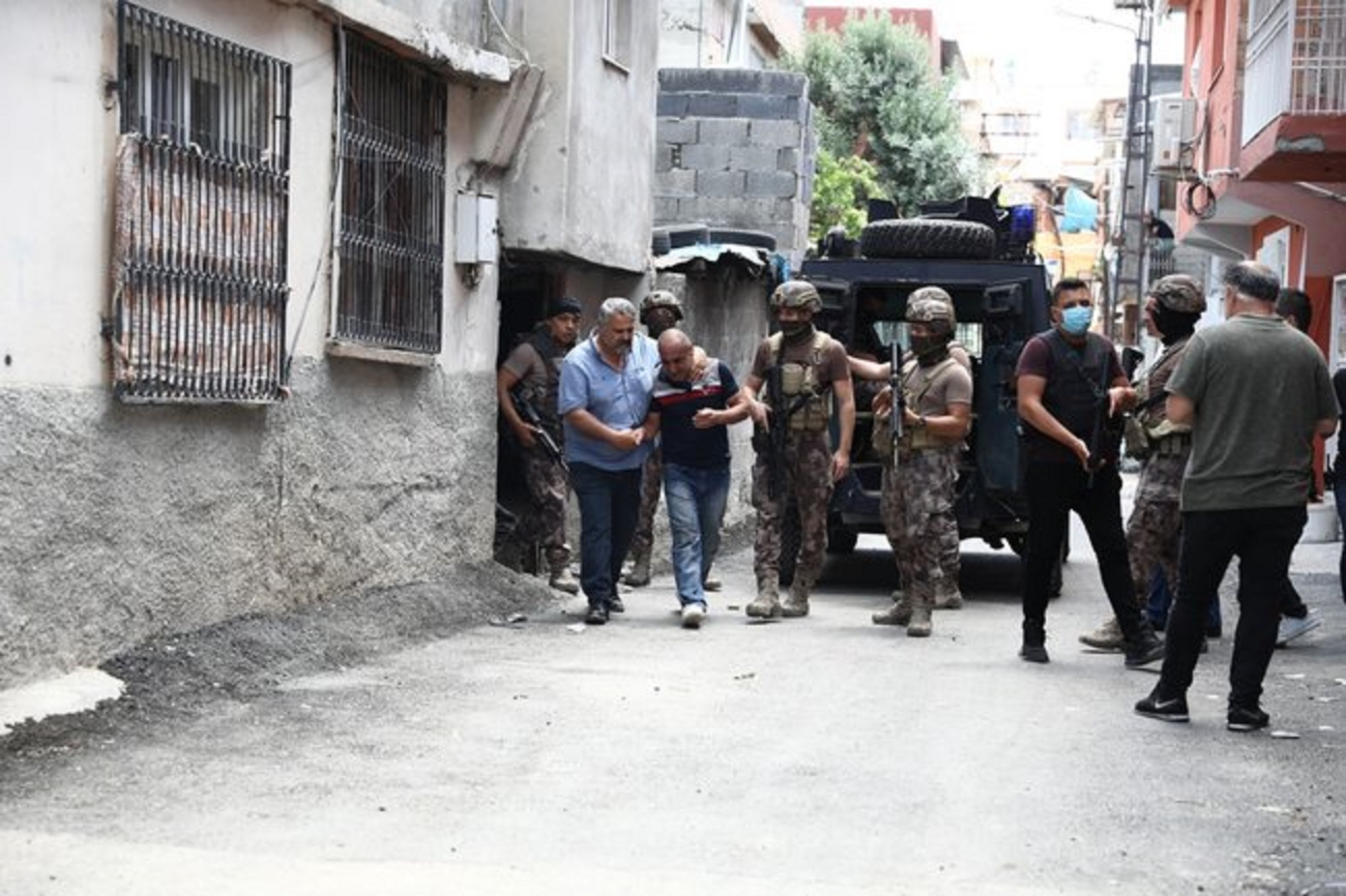İntihardan kurtuldu ama dayaktan kaçamadı! Havaya ateş açıp intihara kalkışan kişi linç edilmek istendi
