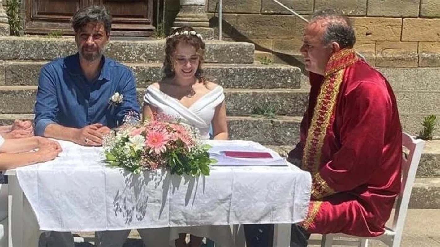 Dizi aşkı nikah masasında sonlandı! Deniz Uğur rol arkadaşı Erdinç Gülener ile evlendi!