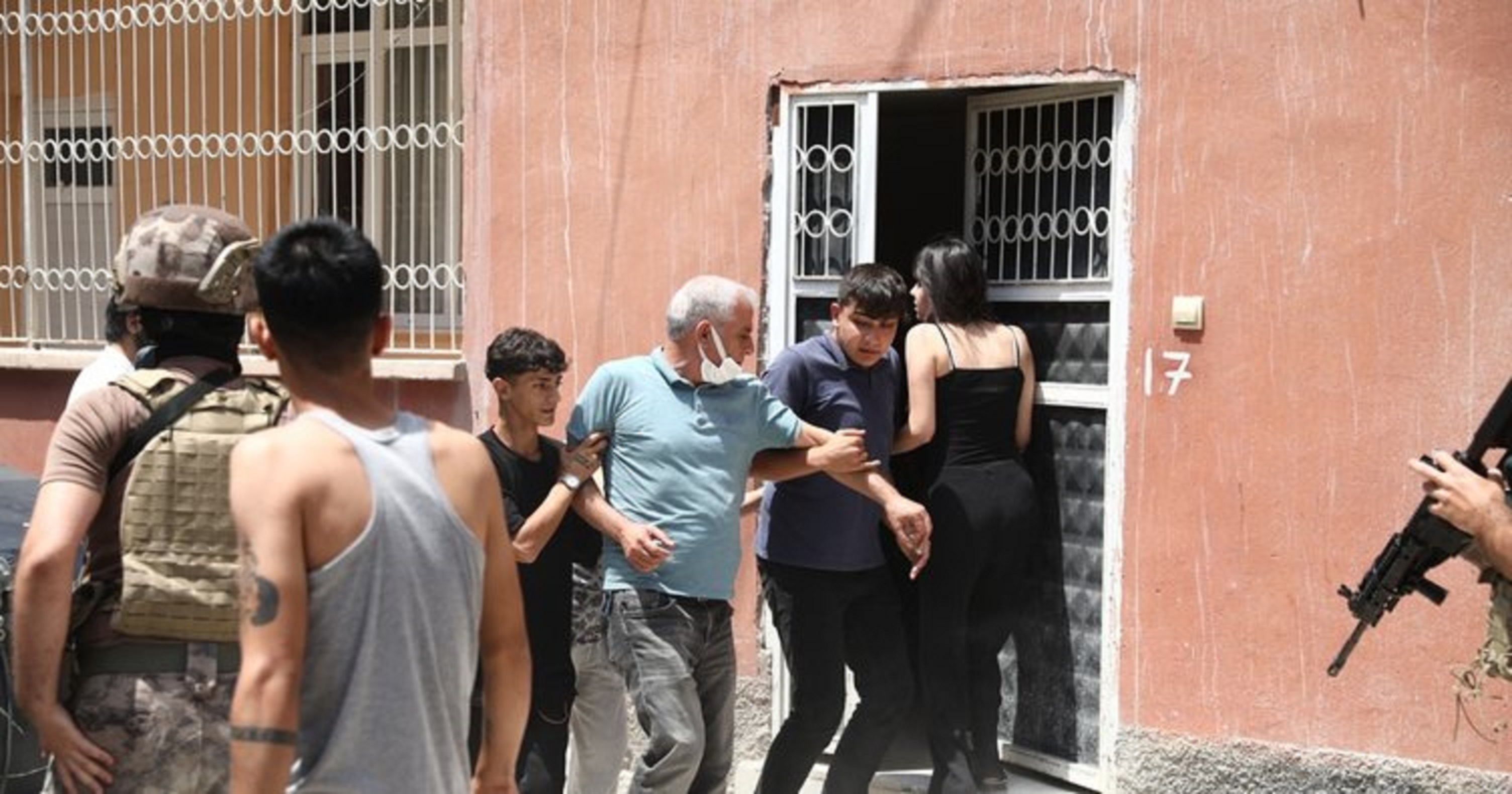 İntihardan kurtuldu ama dayaktan kaçamadı! Havaya ateş açıp intihara kalkışan kişi linç edilmek istendi