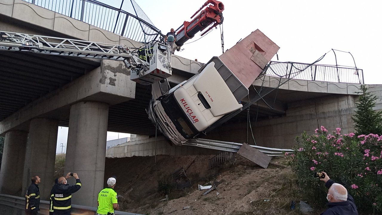 Yürekleri ağızlara getiren kaza! Kontrolden çıkan tır viyadükte asılı kaldı