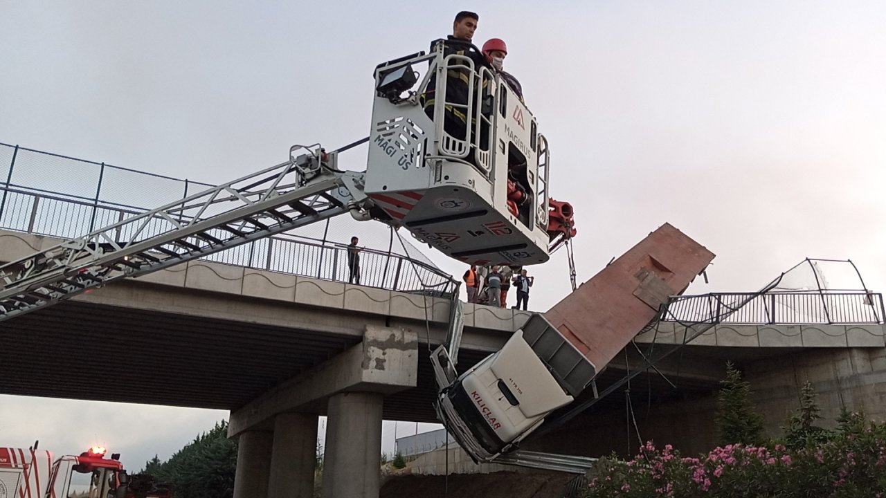 Yürekleri ağızlara getiren kaza! Kontrolden çıkan tır viyadükte asılı kaldı