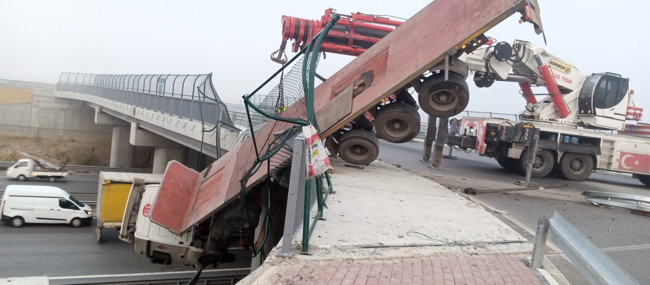 Yürekleri ağızlara getiren kaza! Kontrolden çıkan tır viyadükte asılı kaldı