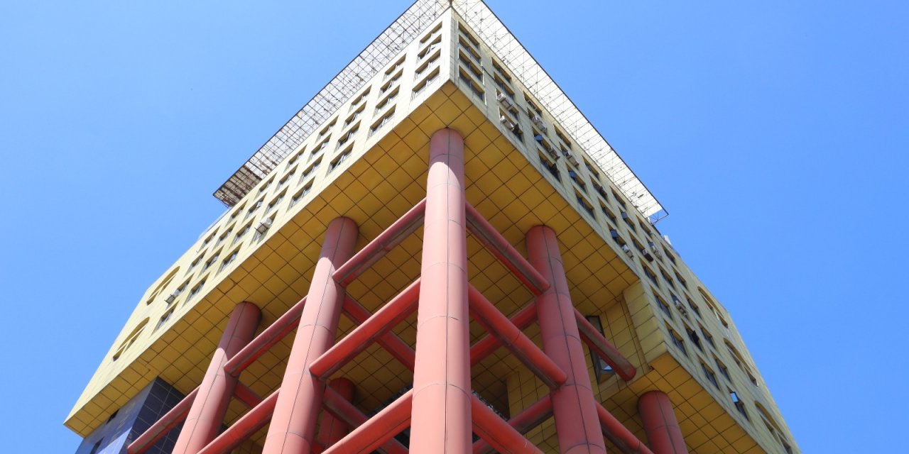 İlgi odağı haline gelmişti! Google'ın 'dünyanın en saçma binası' olarak gösterdiği Kahramanmaraş'takibina yıkılıyor!