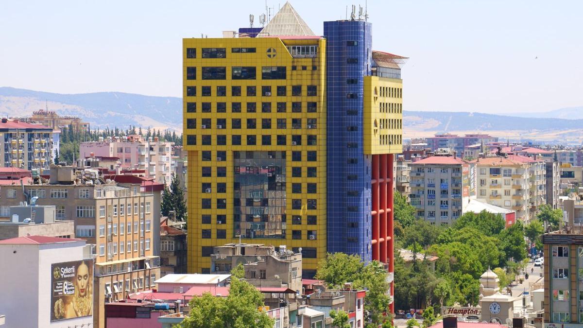 İlgi odağı haline gelmişti! Google'ın 'dünyanın en saçma binası' olarak gösterdiği Kahramanmaraş'takibina yıkılıyor!