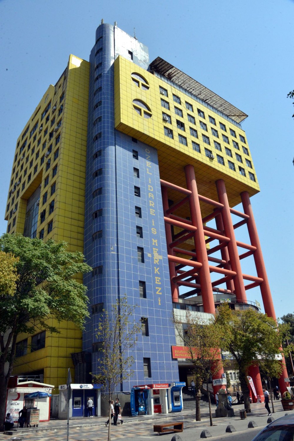 İlgi odağı haline gelmişti! Google'ın 'dünyanın en saçma binası' olarak gösterdiği Kahramanmaraş'takibina yıkılıyor!