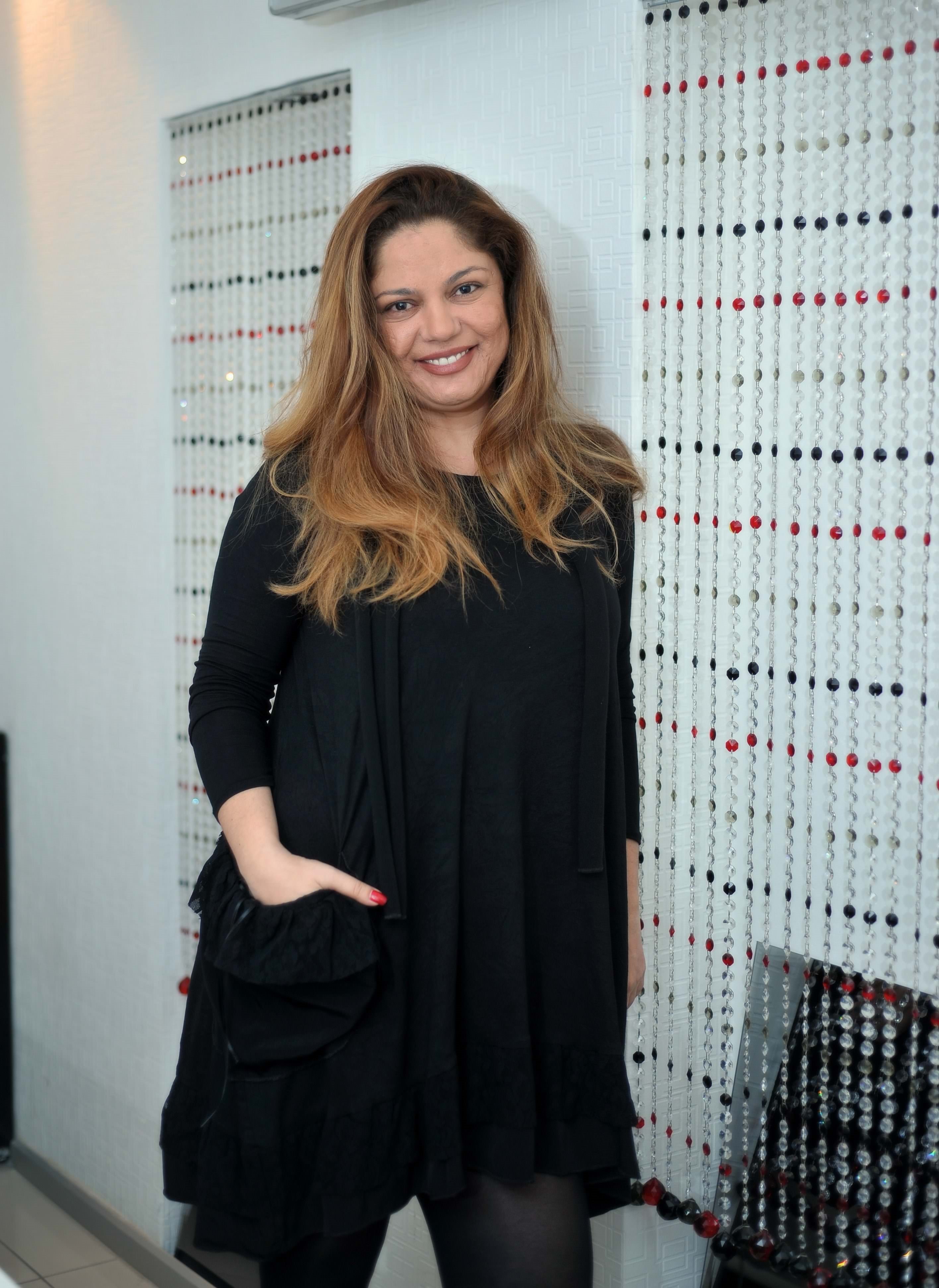 Bir zamanların efsane ismiydi! Şimdiler de maddi krizle boğuşuyor! Ünlü şarkıcı İzel'in son hali içler acısı...