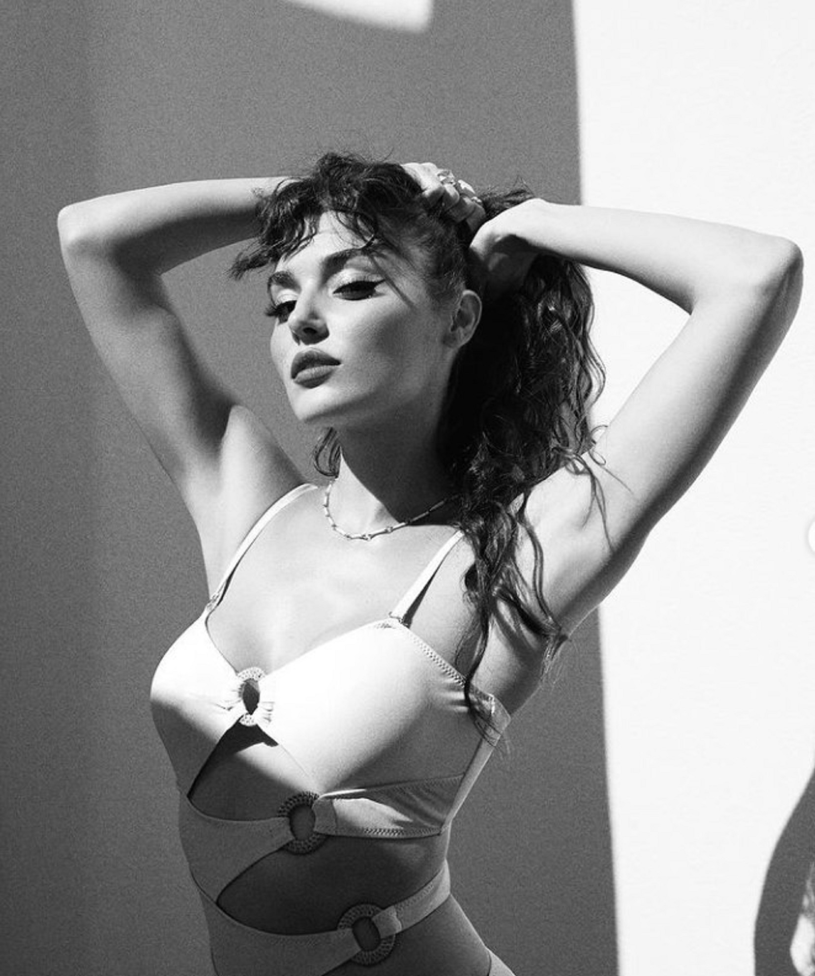 1 saatte 1 milyon beğeni! Hande Erçel sere serpe uzandığı fotoğrafla nefesleri kesti