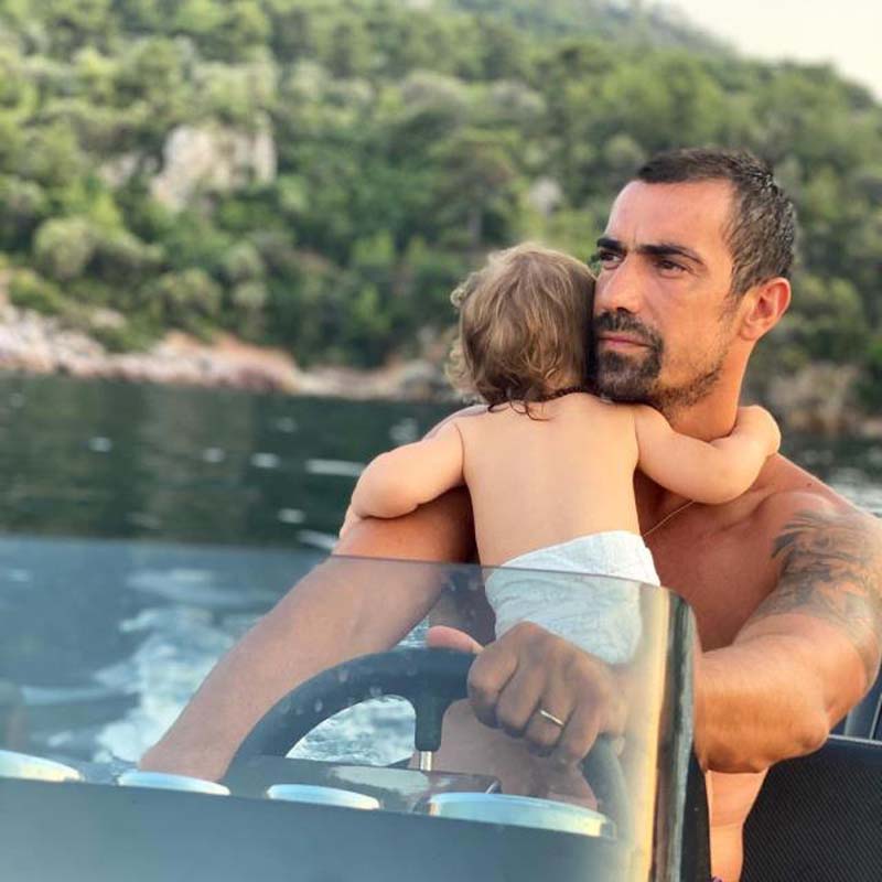 Doğduğun Ev Kaderindir'in Mehdisi İbrahim Çelikkol, eşiyle dudak dudağa poz verdi! İnstagram'da beğeni yağdı!