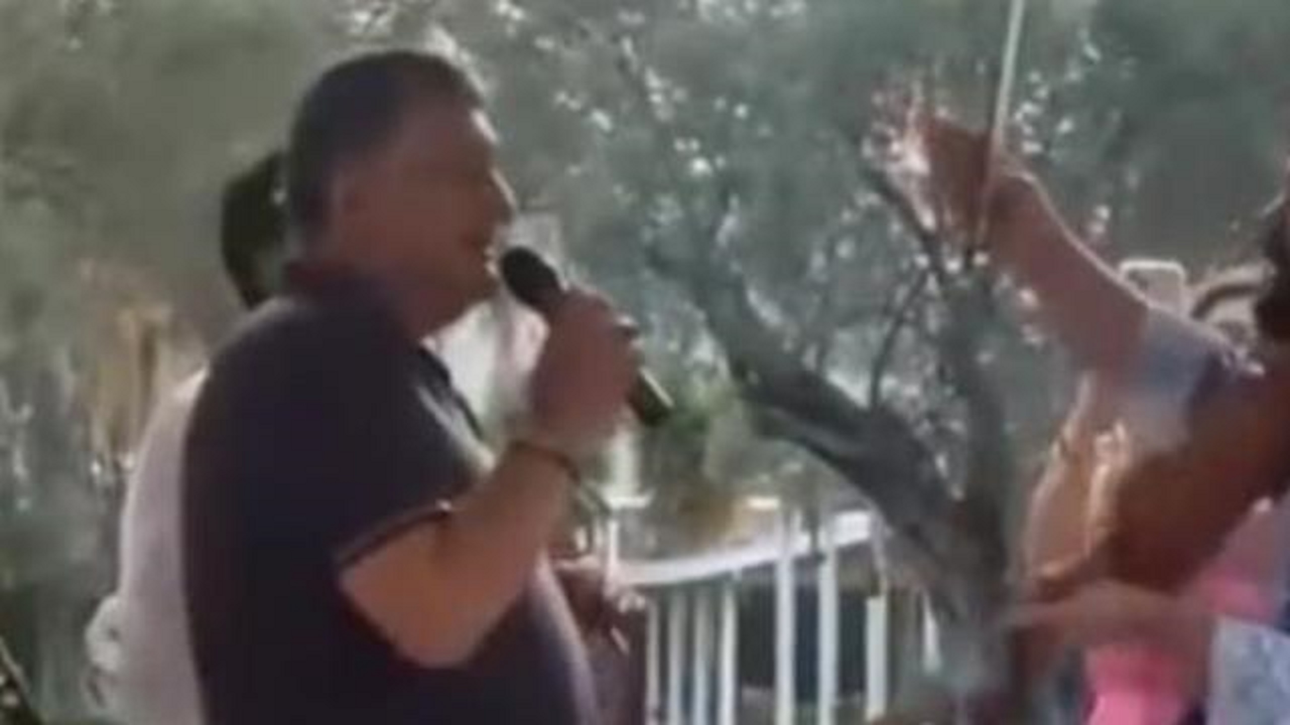 Hocam ama korona var! Yılmaz Vural fena gaza geldi! Dansözü dudağından öptü