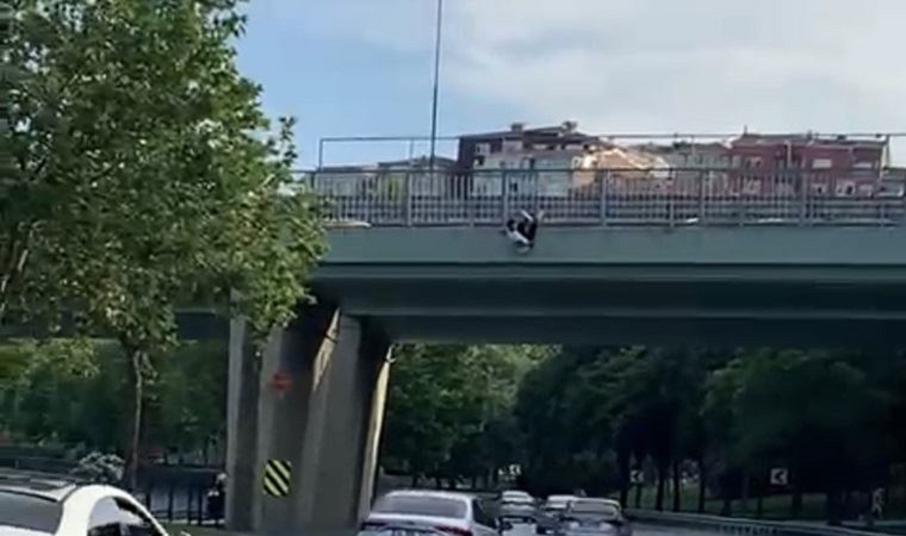 Uyuşturucu gençleri böyle mahvediyor! Üst geçide çıkan 30 yaşındaki genç kendini boşluğa bıraktı