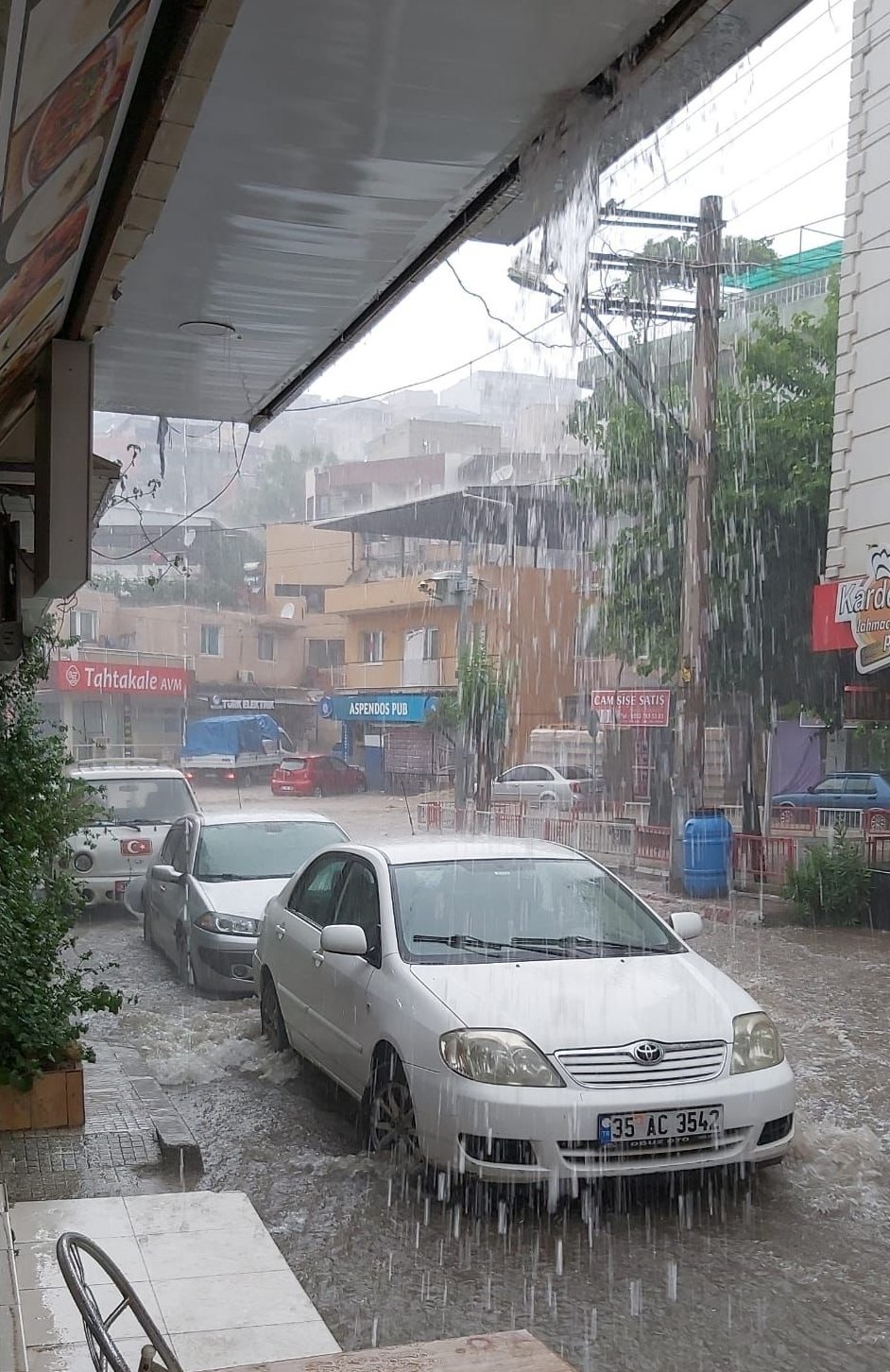 Sokaklar göle döndü! İzmir yağışlara teslim oldu! Sağanak, su baskınlarına neden oldu