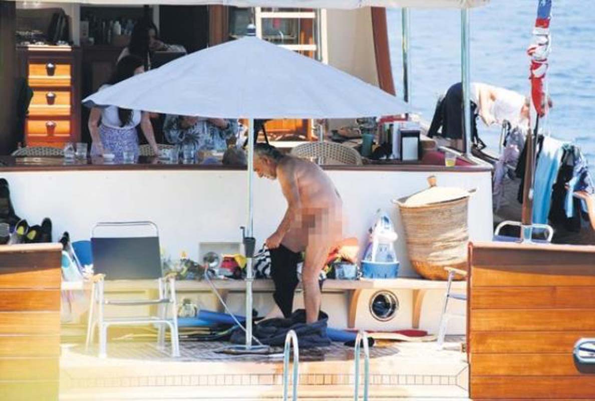 Dün çırılçıplaktı! Sinan Çetin bu kez kıyafetlerle güneşlendi!