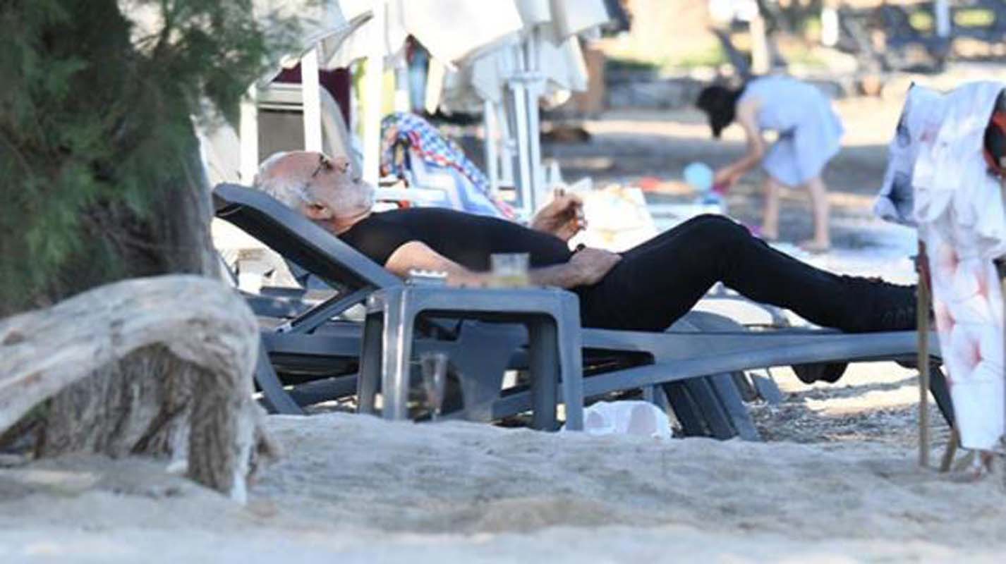 Dün çırılçıplaktı! Sinan Çetin bu kez kıyafetlerle güneşlendi!