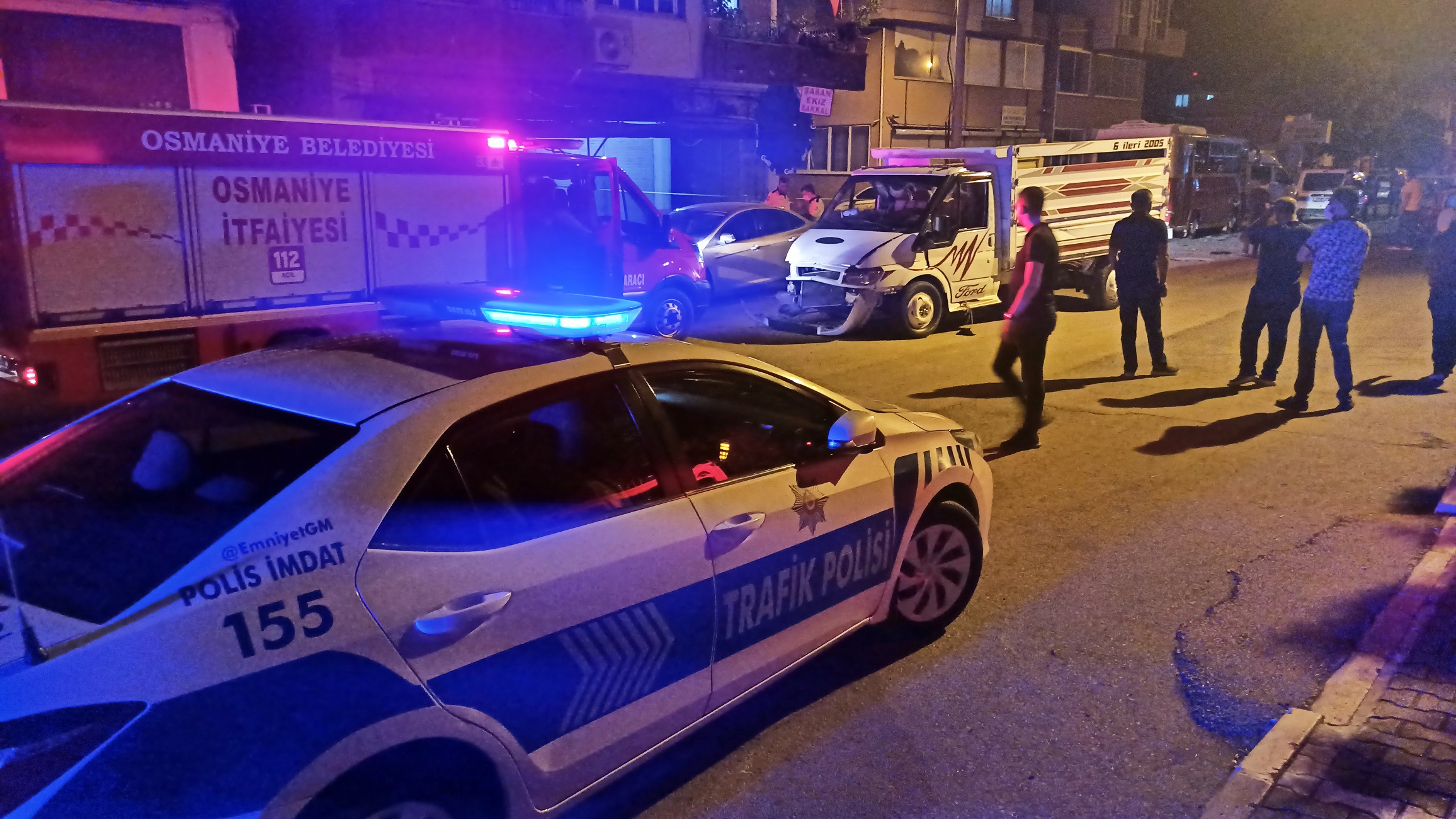 Bir kişiyi silahla yaraladı, kamyonet gasbetti, polis otosuna çarptı... 2i polis 5 kişiyi yaraladı