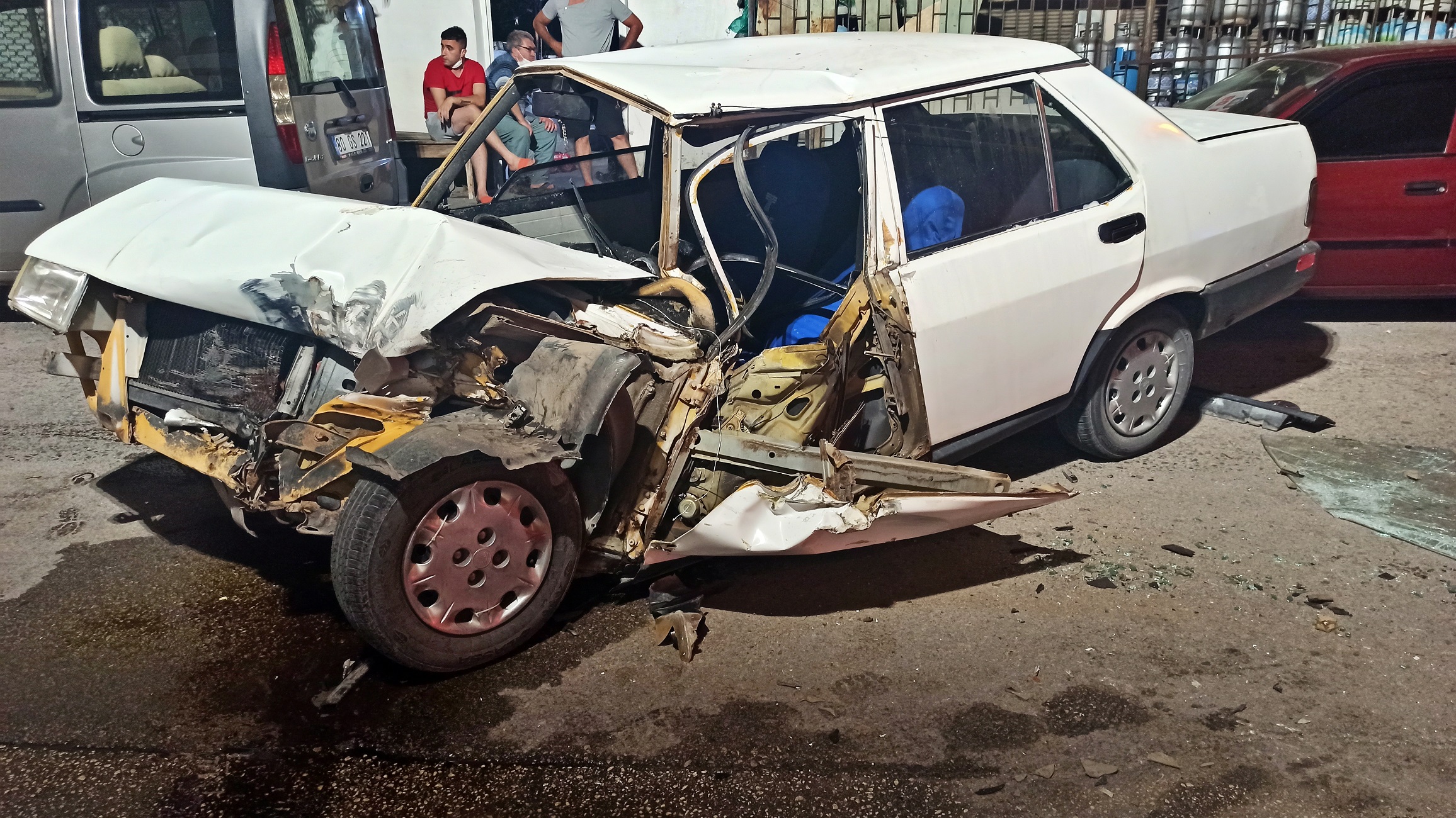 Bir kişiyi silahla yaraladı, kamyonet gasbetti, polis otosuna çarptı... 2i polis 5 kişiyi yaraladı