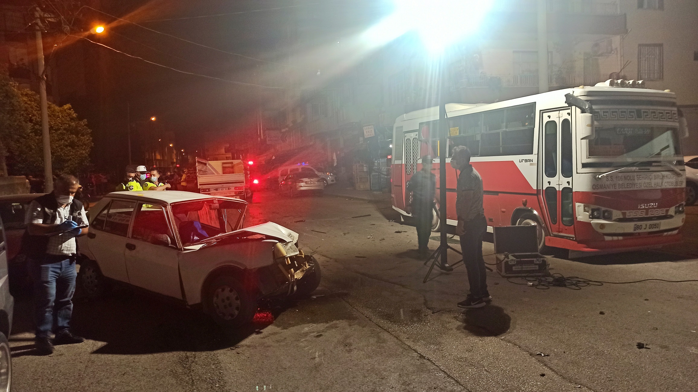 Bir kişiyi silahla yaraladı, kamyonet gasbetti, polis otosuna çarptı... 2i polis 5 kişiyi yaraladı