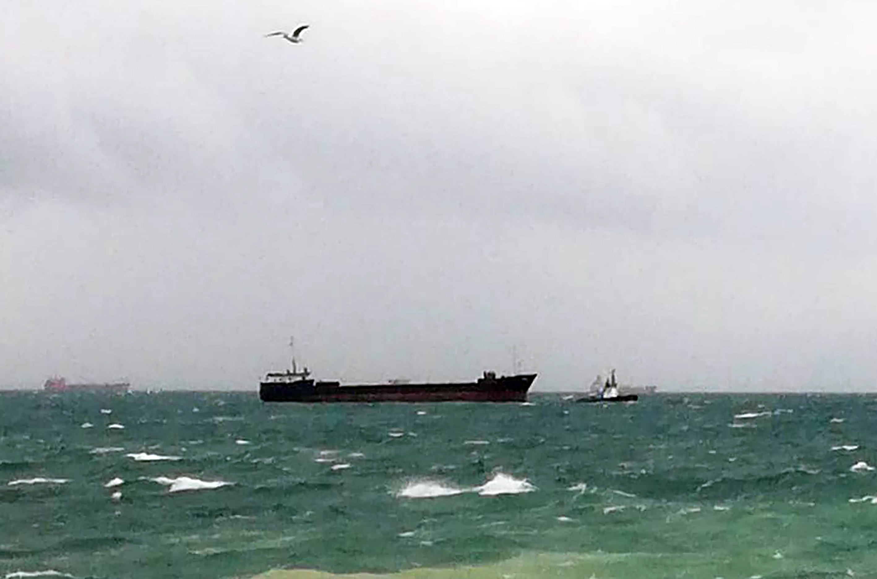 Kartalda panik anları! Dev kargo gemisi kıyıya sürüklendi