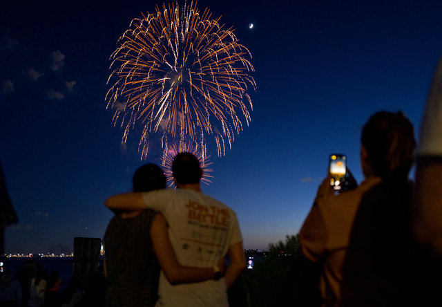 New York'ta Koronavirüs kısıtlamaları kısmen kaldırıldı halk coşkuyla kutladı