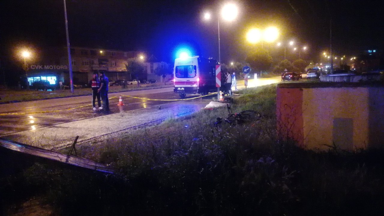 Bisiklet sürücüsü trafik kurbanı oldu! Otomobilin çarptığı 28 yaşındaki genç yaşamını yitirdi