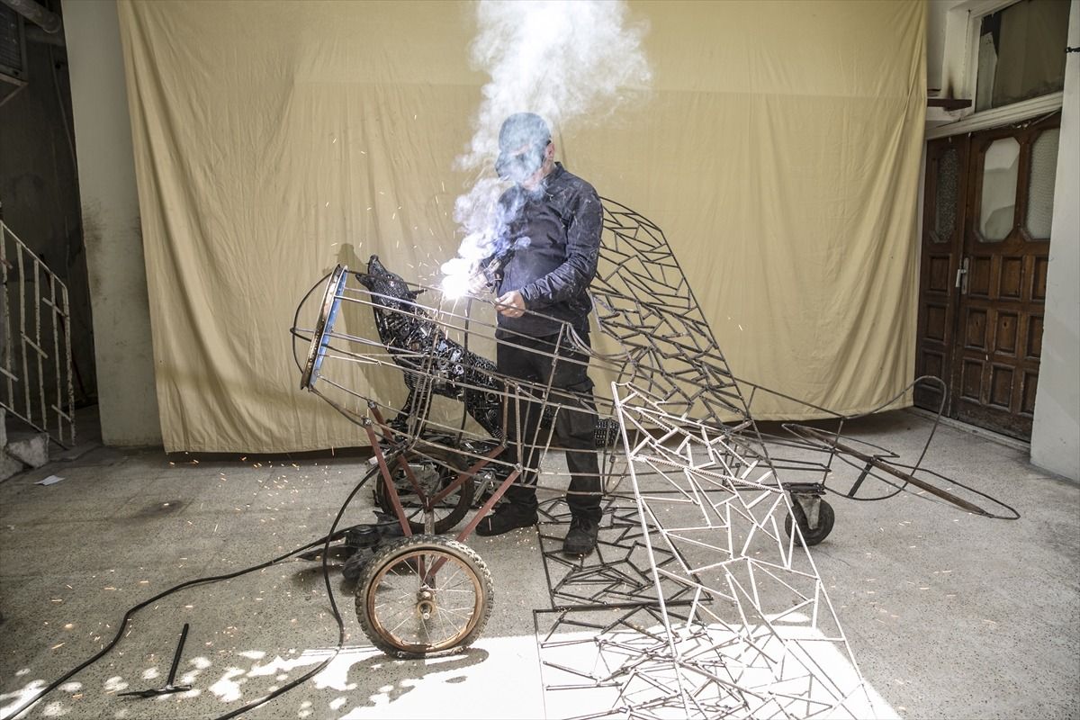 Metal ve plastik atıklardan oluşan hurdaları sanat eserine dönüştürüyor