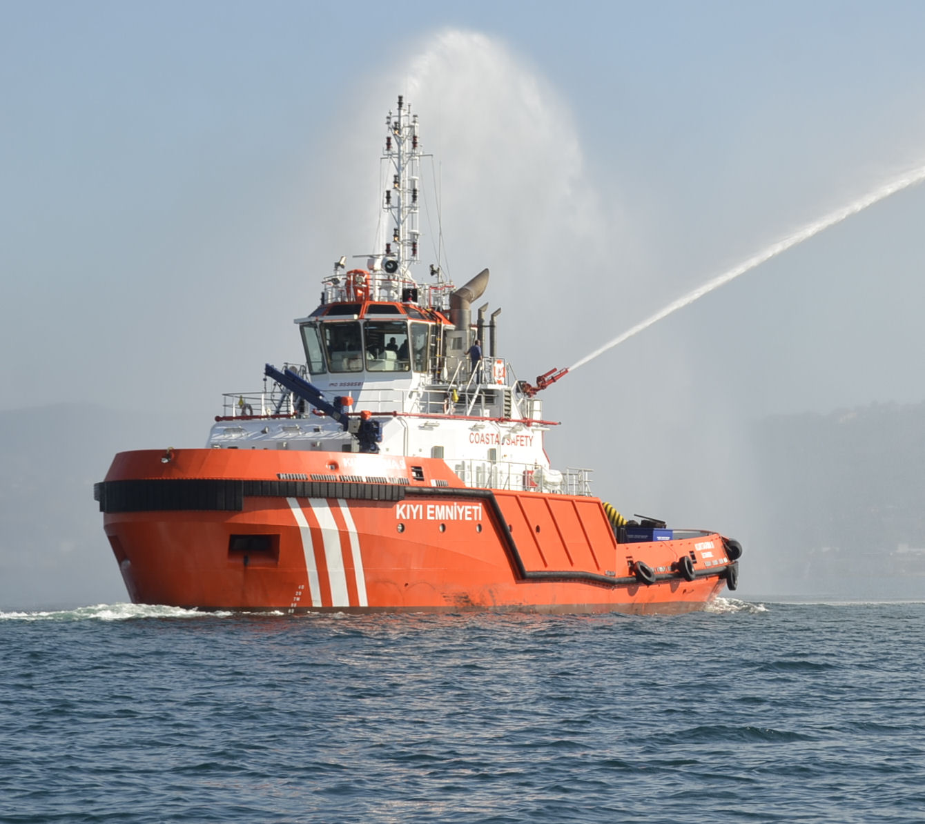 Kartalda panik anları! Dev kargo gemisi kıyıya sürüklendi