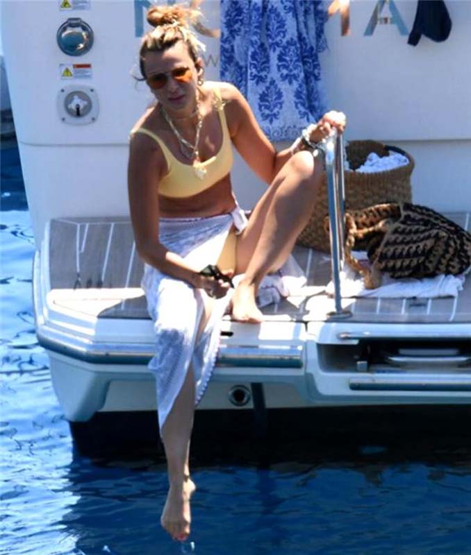 Şarkıları dillerden düşmeyen Yalın gönlünü sarışın güzele kaptırdı! Yeni sevgilisiyle tatilin keyfini çıkarıyor