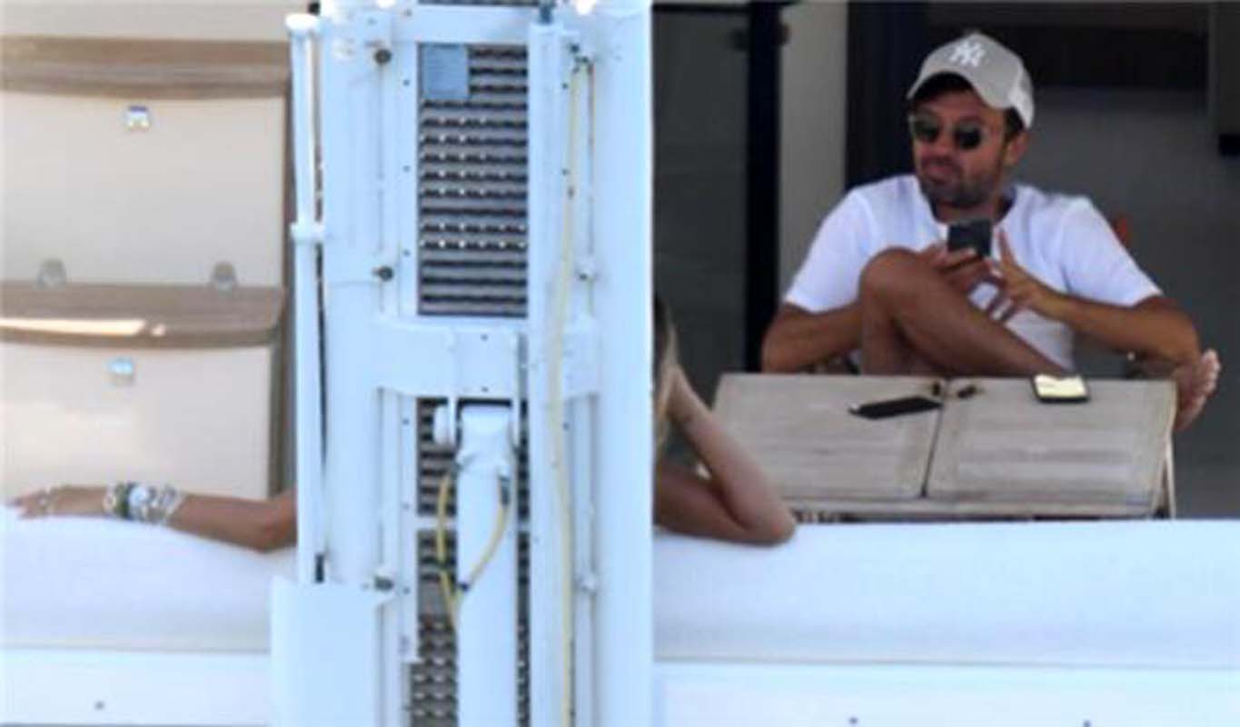 Şarkıları dillerden düşmeyen Yalın gönlünü sarışın güzele kaptırdı! Yeni sevgilisiyle tatilin keyfini çıkarıyor