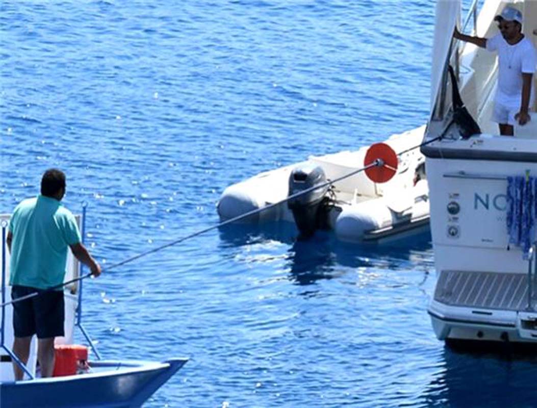 Şarkıları dillerden düşmeyen Yalın gönlünü sarışın güzele kaptırdı! Yeni sevgilisiyle tatilin keyfini çıkarıyor