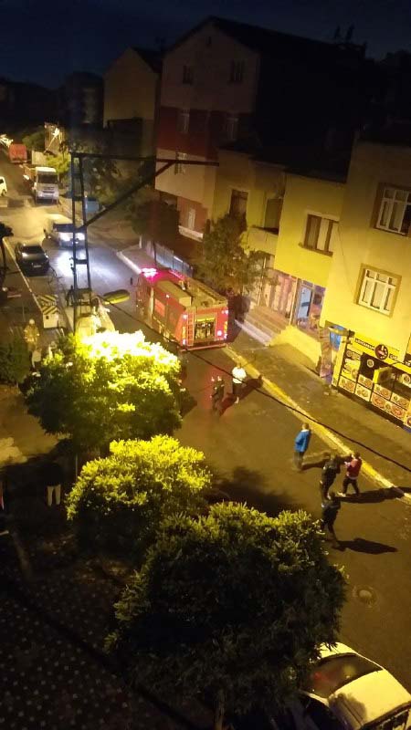 Sancaktepe'de 'kundak' şüphesi! Kül olan aracını görünce gözyaşlarını tutamadı!