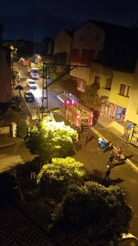 Sancaktepe'de 'kundak' şüphesi! Kül olan aracını görünce gözyaşlarını tutamadı!