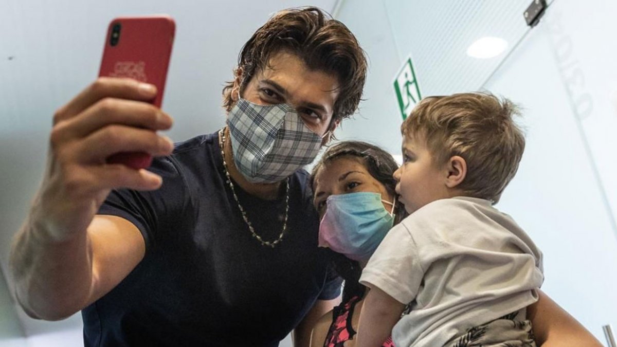 Can Yaman bu kez yapığı yardımla gündemde! İtalya'daki çocukların yüzünü güldürdü!